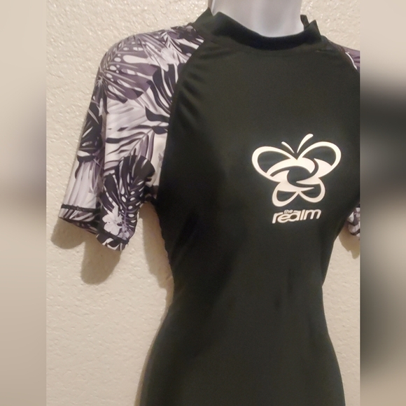 💚5/$25 The Realm Black Rash Guard Swim Surf Shirt Fitted Ruched PSize Medium - Picture 4 of 6